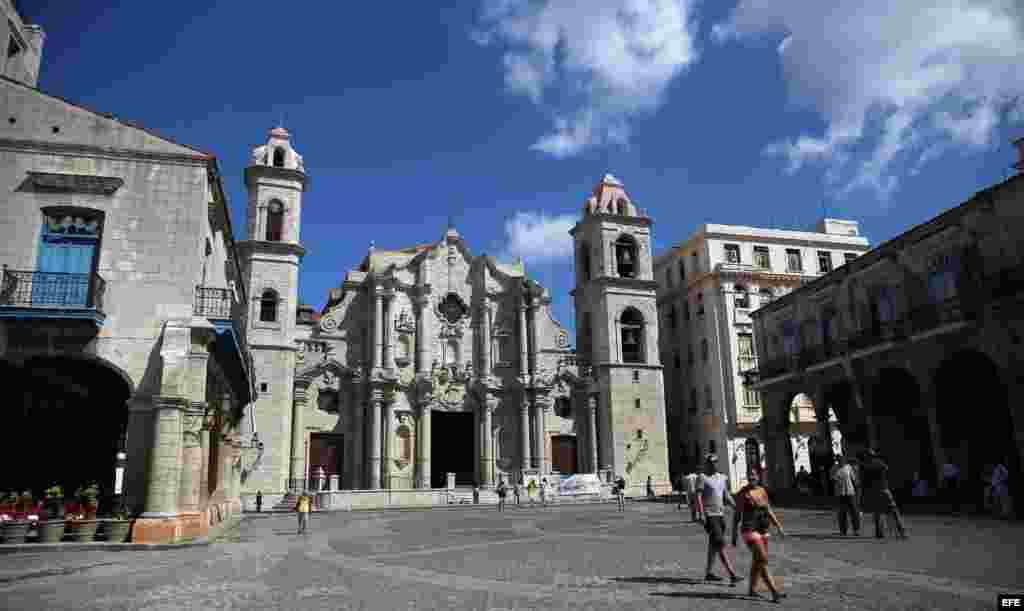 Varias personas caminan frente a la Catedral de La Habana, a la espera de la llegada del Papa. EFE