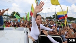 María Corina Machado saluda a los venezolanos al llegar a su país este domingo. (VENTE VENEZUELA)