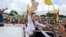 María Corina Machado saluda a los venezolanos al llegar a su país este domingo. (VENTE VENEZUELA)