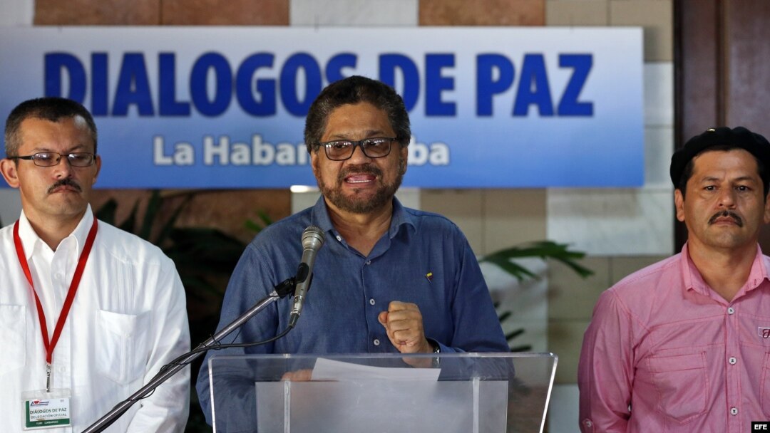 El comandante de las FARC, Iván Márquez (c), lee un comunicado en las negociaciones de paz, en La Habana. 