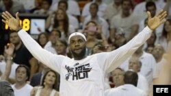  LeBron James celebrando la victoria