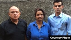 El equipo de trabajo de Convivencia: (izq. a der.) Dagoberto Valdés, Karina Gálvez y Yoandy Izquierdo.