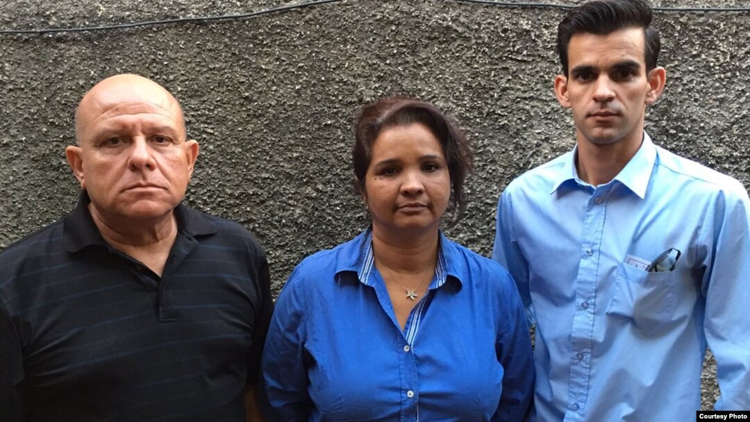 Equipo de trabajo de la Revista Convivencia. (i-d) Dagoberto Valdés, Karina Gálvez y Yoandy Izquierdo.