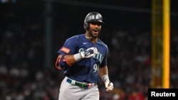Lázaro Montes recorre las bases, tras pegar su primer jonrón en Grandes Ligas.