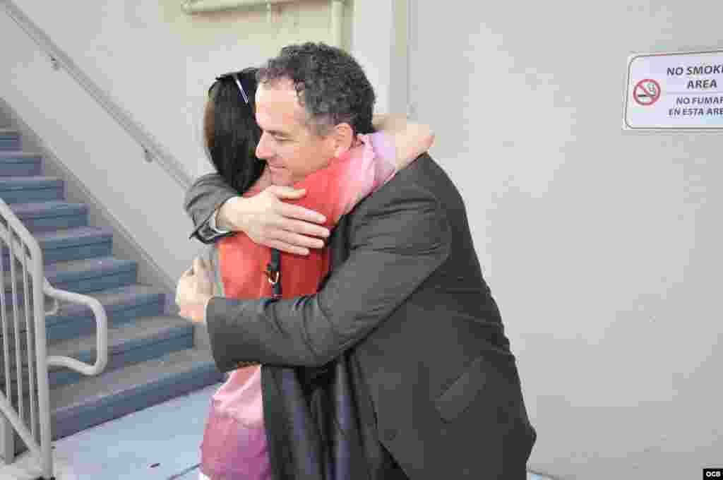 Yoani S&aacute;nchez fue recibida con un fuerte abrazo por el director de la Oficina de Transmisiones a Cuba. 