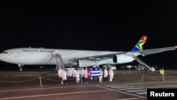 Médicos cubanos arribaron a Pretoria el l 27 de abril de 2020. REUTERS/Siyabonga Sishi