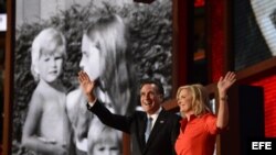 El candidato republicano, Mitt Romney, y su esposa, Ann Romney, saludan a los delegados en la Convención Nacional Republicana, Tampa, Florida (EE.UU.). El exgobernador Mitt Romney fue oficialmente nominado como el candidato republicano para las elecciones