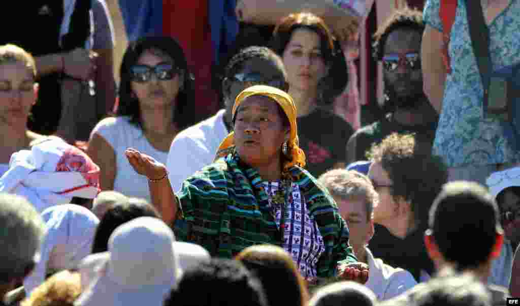 Cubanos participan en un rito en el que tres l&iacute;deres mayas guatemaltecos comparten por primera vez con ellos el &quot;fuego sagrado&quot; de su cultura.