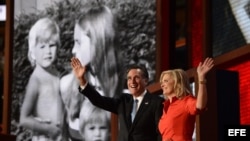 El candidato republicano, Mitt Romney, y su esposa, Ann Romney, saludan a los delegados en la Convención Nacional Republicana, Tampa, Florida (EE.UU.). El exgobernador Mitt Romney fue oficialmente nominado como el candidato republicano para las elecciones