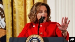 En esta foto de archivo del 29 de marzo de 2017, la entonces asesora adjunta de Seguridad Nacional, K.T. McFarland en la Casa Blanca, en Washington. AP/Pablo Martinez Monsivais, Archivo