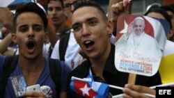 Jóvenes celebran la llegada del papa Francisco en La Habana el 19 de septiembre de 2015.