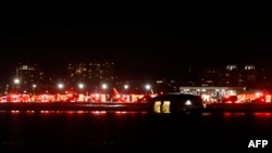 Luces de vehículos de emergencia en el Aeropuerto Nacional Reagan en Washington, DC, después de un accidente aéreo cerca del río Potomac el 29 de enero de 2025.