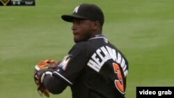 Adeiny Hechavarría brilló al bate y al campo por los Marlins.