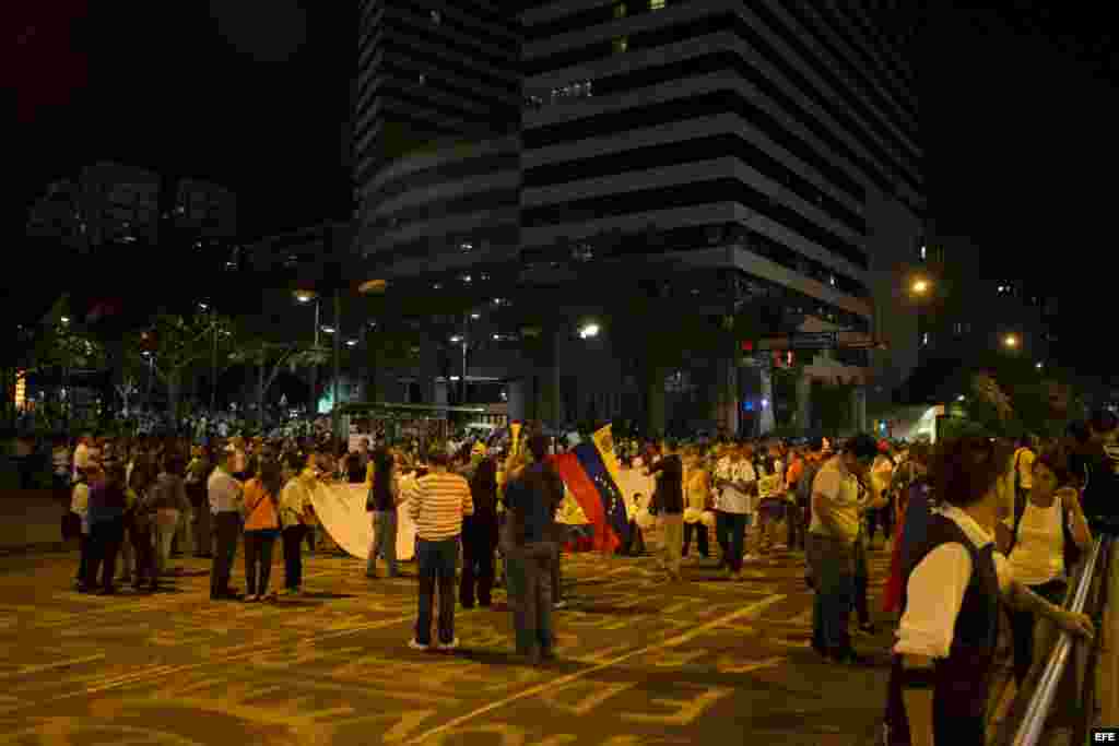 Un grupo de personas se manifiesta en contra del gobierno del presidente Venezolano Nicolás Maduro hoy, miércoles 19 de marzo de 2014, en la Plaza Altamira, en Caracas (Venezuela).