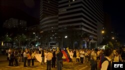 Un grupo de personas se manifiesta en contra del gobierno del presidente Venezolano Nicolás Maduro hoy, miércoles 19 de marzo de 2014, en la Plaza Altamira, en Caracas (Venezuela).
