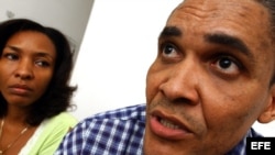 El periodista independiente Jorge Olivera Castillo, del Grupo de los 75, excarcelado, conversa con la prensa el 6 de diciembre de 2004, al lado de su esposa, Nancy Alfaya; en su casa en la Habana Vieja. Olivera fue condenado a 18 años de cárcel.