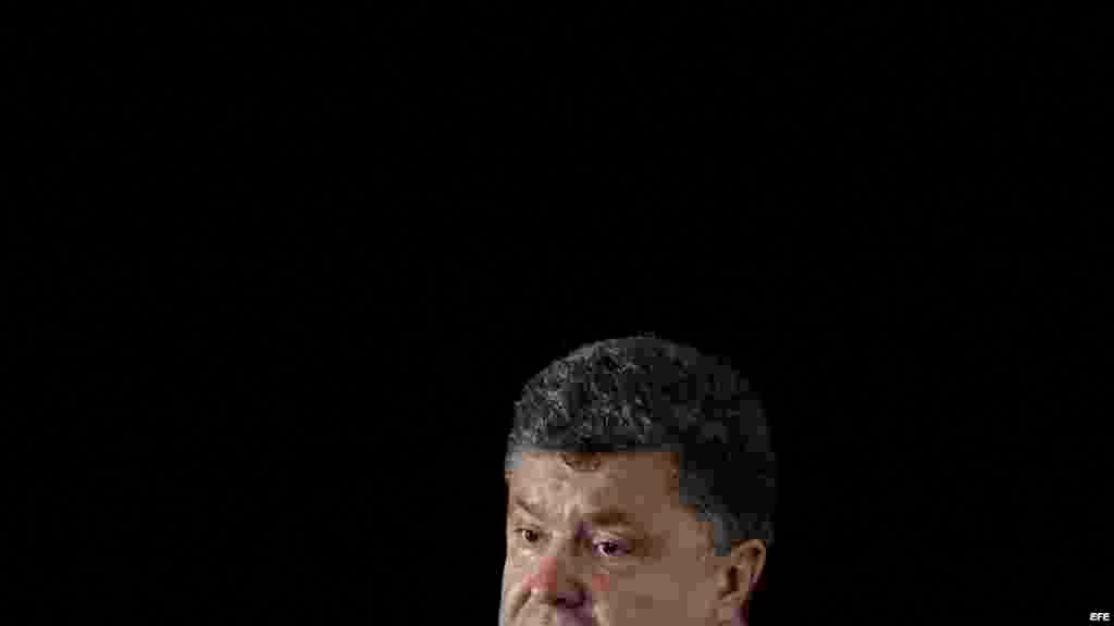  Fotografía de archivo fechada el 9 de diciembre de 2014 que muestra al presidente ucraniano, Petro Poroshenko, durante una conferencia en Singapur. La mayor filtración periodística de la historia, dada a conocer ayer, 3 de abril de 2016, y en la que ha p