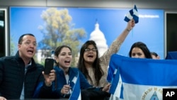 Partidarios de los presos políticos nicaragüenses, liberados por el régimen de Daniel Ortega, los reciben en el aeropuerto Internacional Washington Dulles, en Virginia, el 9 de febrero de 2023. (Foto AP/José Luis Magaña)