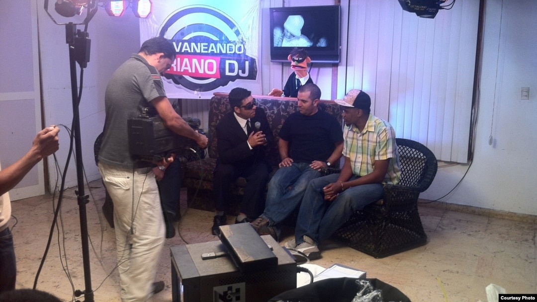 El realizador Ian Padrón y el rapero Bárbaro Vargas durante una entrevista del programa Lucas.