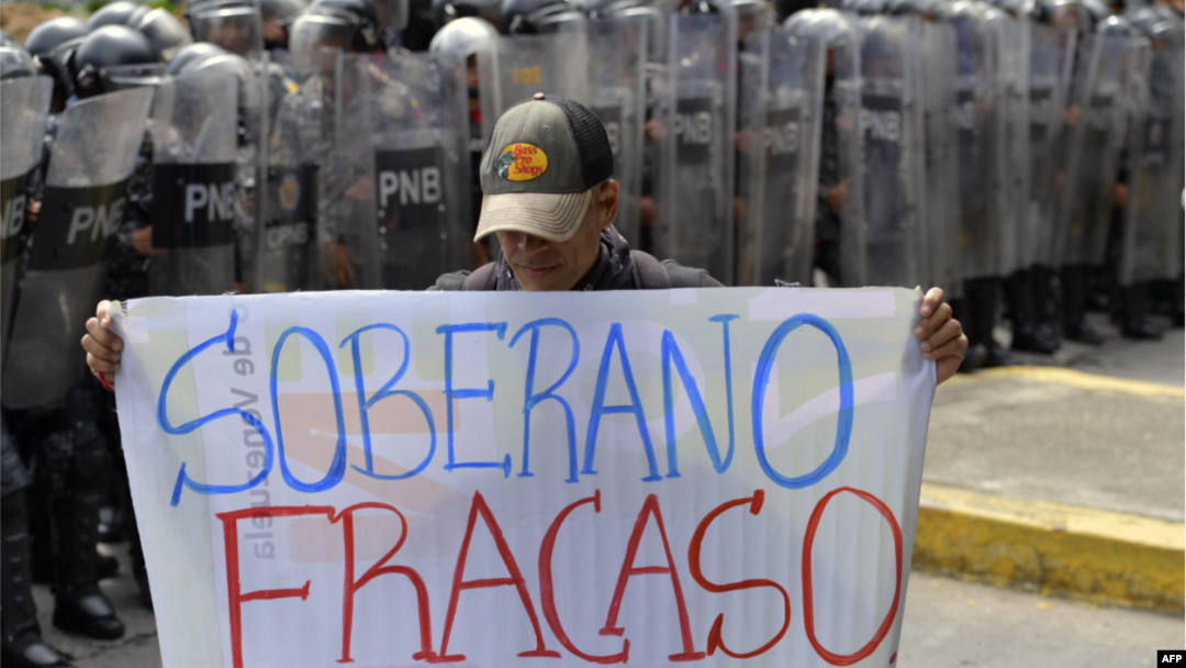 La policía bloqueó una marcha de estudiantes en Caracas este miércoles