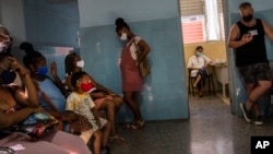 Una embarazada espera para ser inoculada con Abdala, una de las vacunas que ensaya Cuba contra el COVID-19. (AP/Ramón Espinosa)