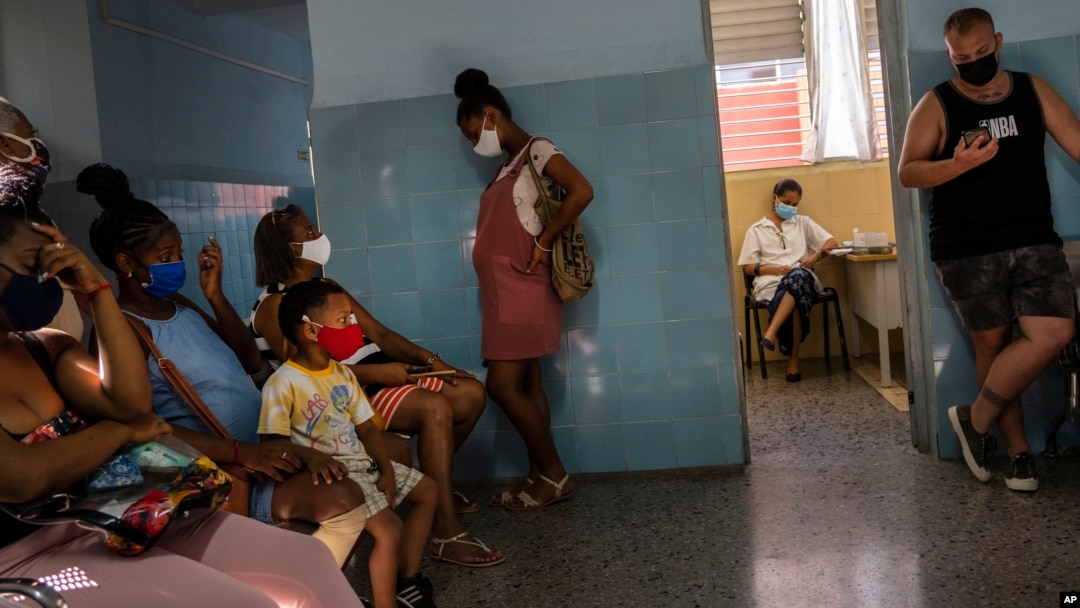 Una embarazada espera para ser inoculada con Abdala, una de las vacunas que ensaya Cuba contra el COVID-19. (AP/Ramón Espinosa)