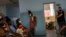 Una embarazada espera para ser inoculada con Abdala, una de las vacunas que ensaya Cuba contra el COVID-19, el 5 de agosto de 2021. (AP/Ramon Espinosa).