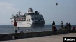 El crucero MS Empress of the Seas, operado por Royal Caribbean International, sale de la bahía de La Habana, Cuba, el 5 de junio de 2019. REUTERS.