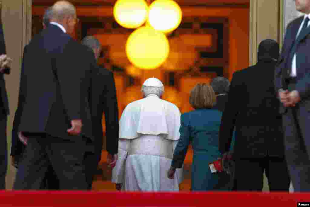 El papa Benedicto XVI se reunió e intercambió regalos este martes con el gobernante cubano Raúl Castro en el Palacio de la Revolución de La Habana