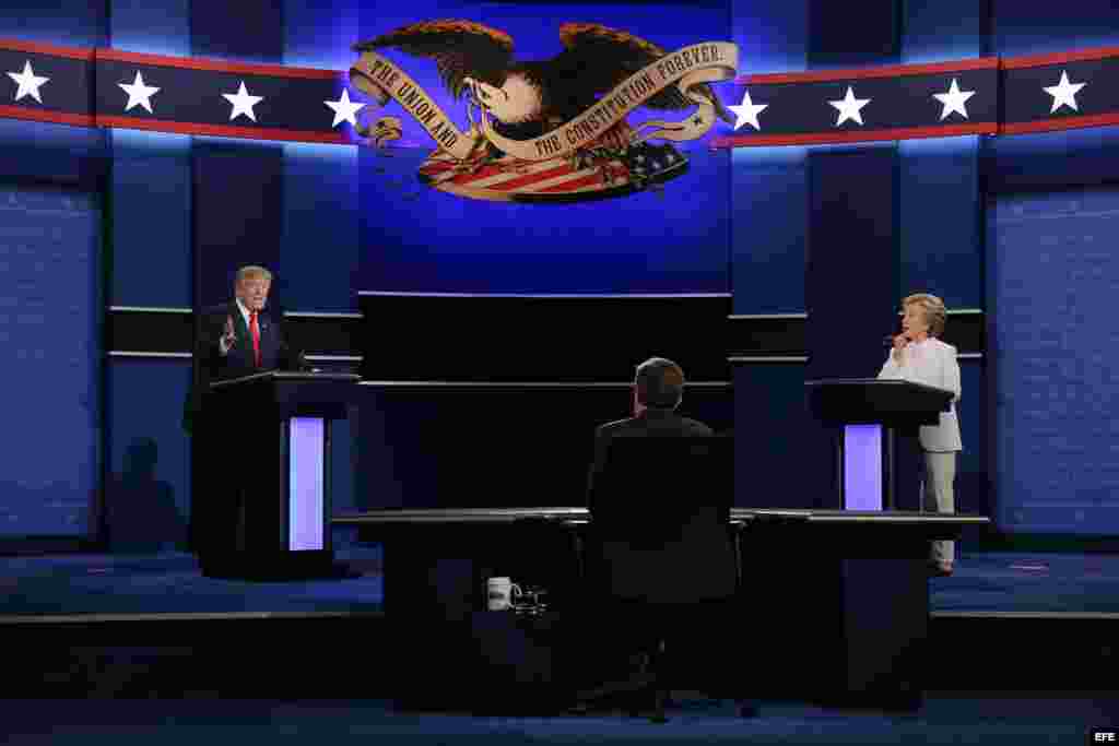 La candidata a la presidencia de EEUU por el partido Demócrata Hillary Clinton (d) y su rival del partido Republicano Donald Trump (i) durante su debate.