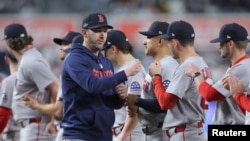 El manager de los Medias Rojas, Chad Tracy, es blanco de duras críticas de la fanaticada de Boston, tras sufrir barrida ante los Yankees en la serie de comodines.