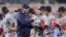 El manager de los Medias Rojas, Chad Tracy, es blanco de duras críticas de la fanaticada de Boston, tras sufrir barrida ante los Yankees en la serie de comodines.