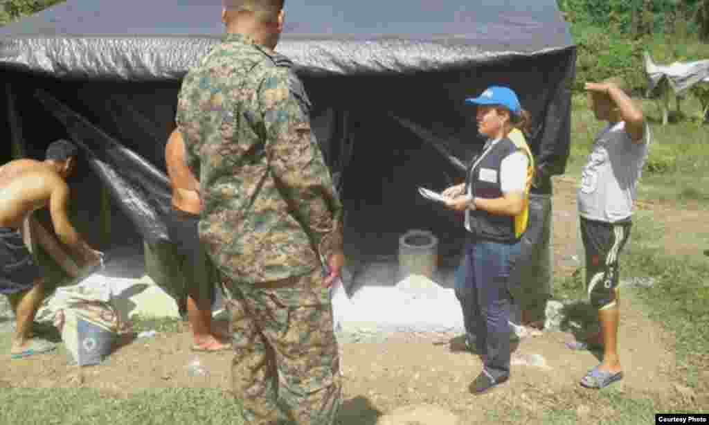 Representantes de la Defensoría del Pueblo recorren el albergue temporal de los migrantes cubanos en la comunidad de Lajas Blancas.