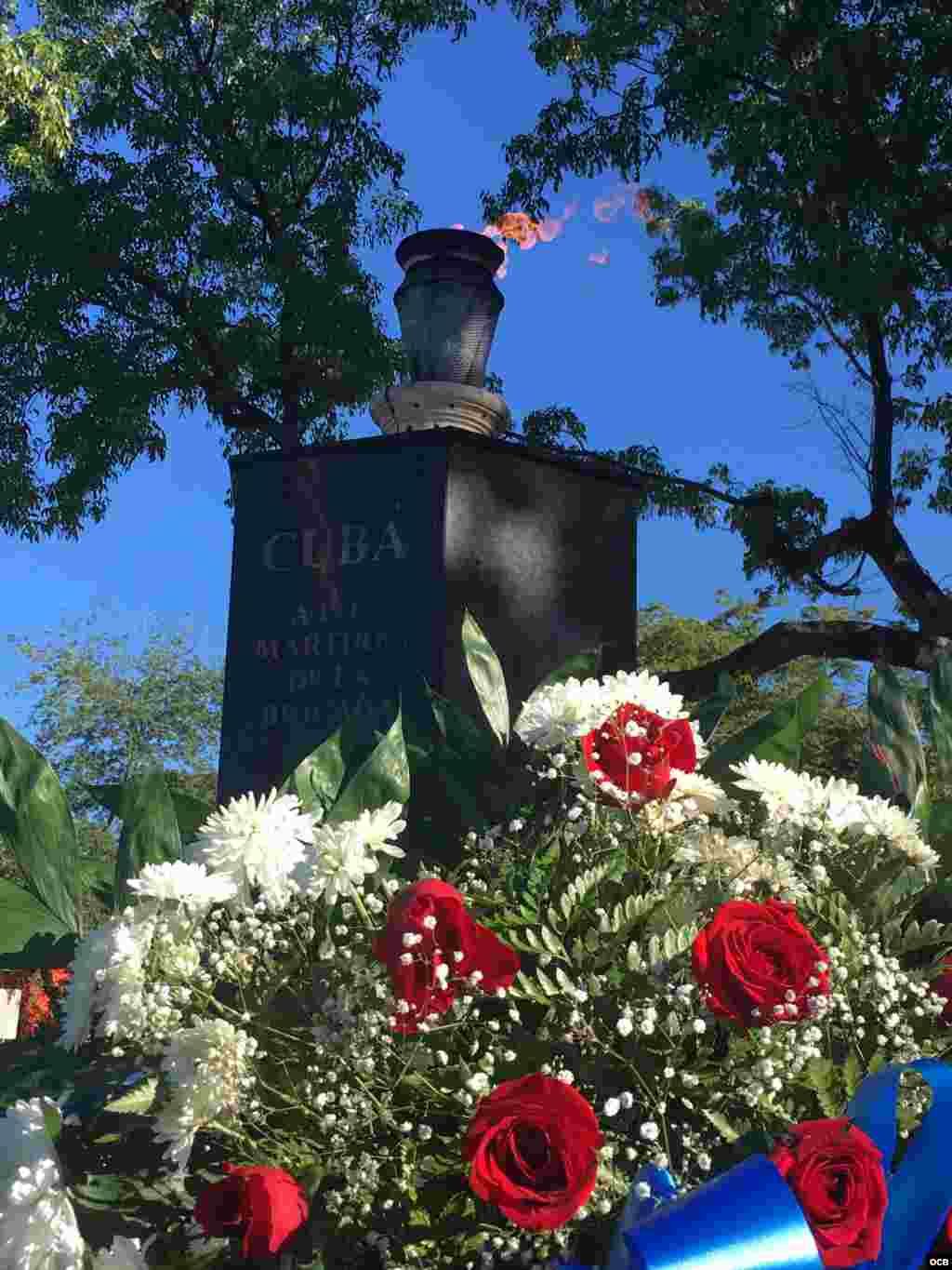 Flores en el Monumento a la Brigada 2506 en La Pequeña Habana / Cortesía Jeffry Scott Shapiro