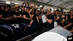 Un funeral en la ciudad de Kiryat Tivon, en el norte de Israel, este jueves 12 de octubre. de una pareja de israelíes muertos en el ataque de Hamás. (AP Foto/Ariel Schalit)