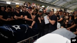 Un funeral en la ciudad de Kiryat Tivon, en el norte de Israel, este jueves 12 de octubre. de una pareja de israelíes muertos en el ataque de Hamás. (AP Foto/Ariel Schalit)