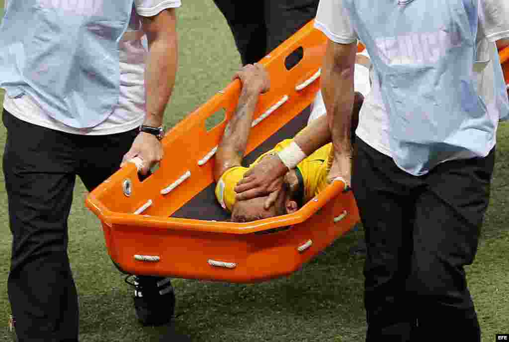 Neymar viajó con el equipo. Llegó al aeropuerto en una ambulancia. En todas las imágenes aparece tapándose el rostro en la camilla.