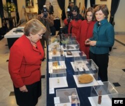 Michelle Bachelet entrega donaciones al Museo de la Memoria y los Derechos Humanos.