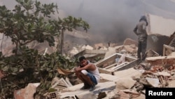 Un hombre reacciona entre los escombros de un edificio tras los terremotos que sacudieron el país, en La Guaira, Venezuela, el 25 de junio de 2026. REUTERS/Gaby Oraa