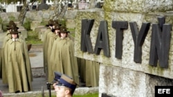 Archivo. La guardia de honor atiende a las ceremonias celebradas en el día en memoria de las víctimas del crimen de Katyn en el cementerio militar de Varsovia, Polonia, el 13 de Abril de 2008.