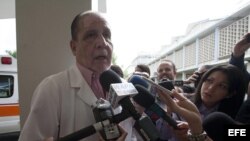El director del Centro Médico de San Juan, Ernesto Torres, habla con la prensa el miércoles 21 de noviembre de 2012, en la capital de Puerto Rico, donde informó sobre el estado del boxeador Héctor "el Macho" Camacho.