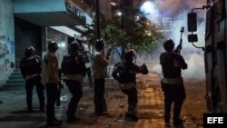 Un pelotón de la Policía Nacional Bolivariana (PNB) reprimen a manifestantes en el sector de Chacao en Caracas (Venezuela).