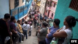 Decenas de caraqueños hacen cola hoy, 07 de octubre de 2012, durante la jornada de elecciones presidenciales que se está celebrando en Venezuela.