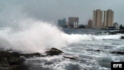 Fuertes vientos de un huracán impactan la costa norte de La Habana.