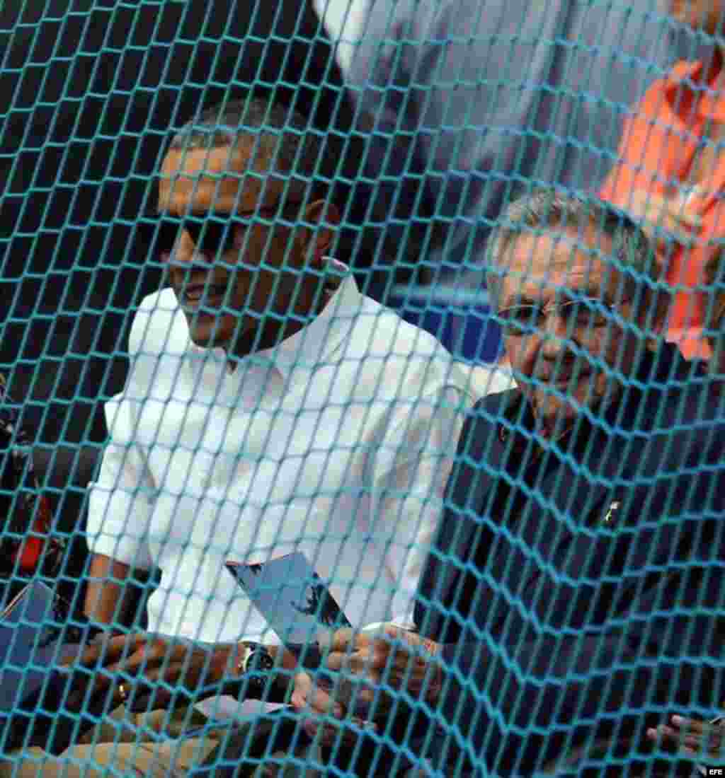 El presidente de EEUU, Barack Obama y el gobernante de Cuba, Raúl Castro detrás del home en el Latinoamericano.