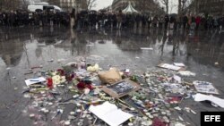 Muestras de duelo en París, por el atentado a la publicación "Charlie Hebdo".