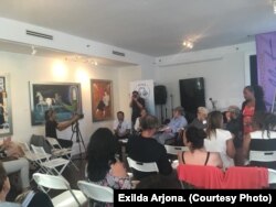 Participantes en el panel dedicado al poeta Rafael Alcides, de izq. a der. (Luis Felipe Rojas, Regina Coyula, Félix Luis Viera, Manuel V. Portal y Ramón Fernández-Larrea).