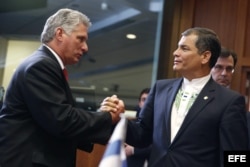 El primer vicepresidente de Cuba, Miguel Díaz-Canel, saluda al presidente de Ecuador, Rafael Correa (i-d), antes del comienzo de la cumbre.
