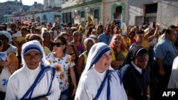 Religiosos cubanos participan en una procesión en La Habana, el 8 de septiembre de 2023, el Día de la Virgen de la Caridad del Cobre, Patrona de Cuba. (Foto de YAMIL LAGE / AFP)
