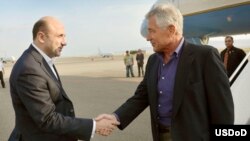 El Secretario de Defensa, Chuck Hagel, a su llegada a Tbilisi, Georgia, 